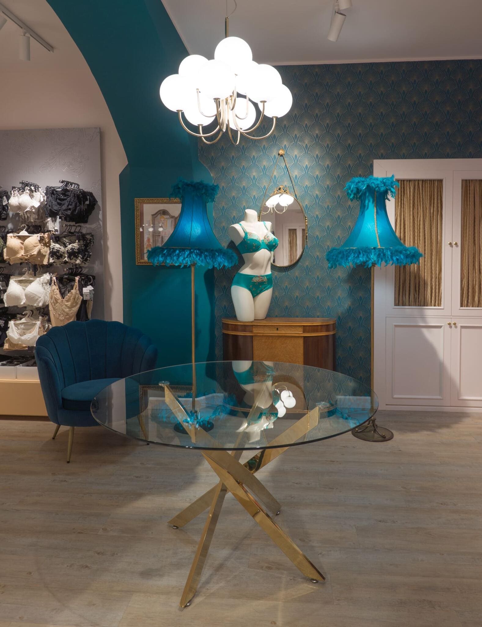 Restyling di un negozio di intimo con colori raffinati come verde petrolio e rosa pallido, in un’atmosfera elegante ispirata allo stile art-decò anni '30