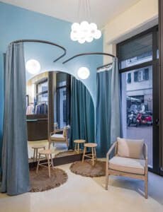 Camerini di negozio per abiti da cerimonia con arredo contemporaneo, esempio di design per negozio instagrammabile