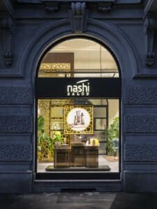 Vetrina di salone per parrucchiere con arredo moderno, esempio di design accattivante per attrarre clienti e creare negozi instagrammabili
