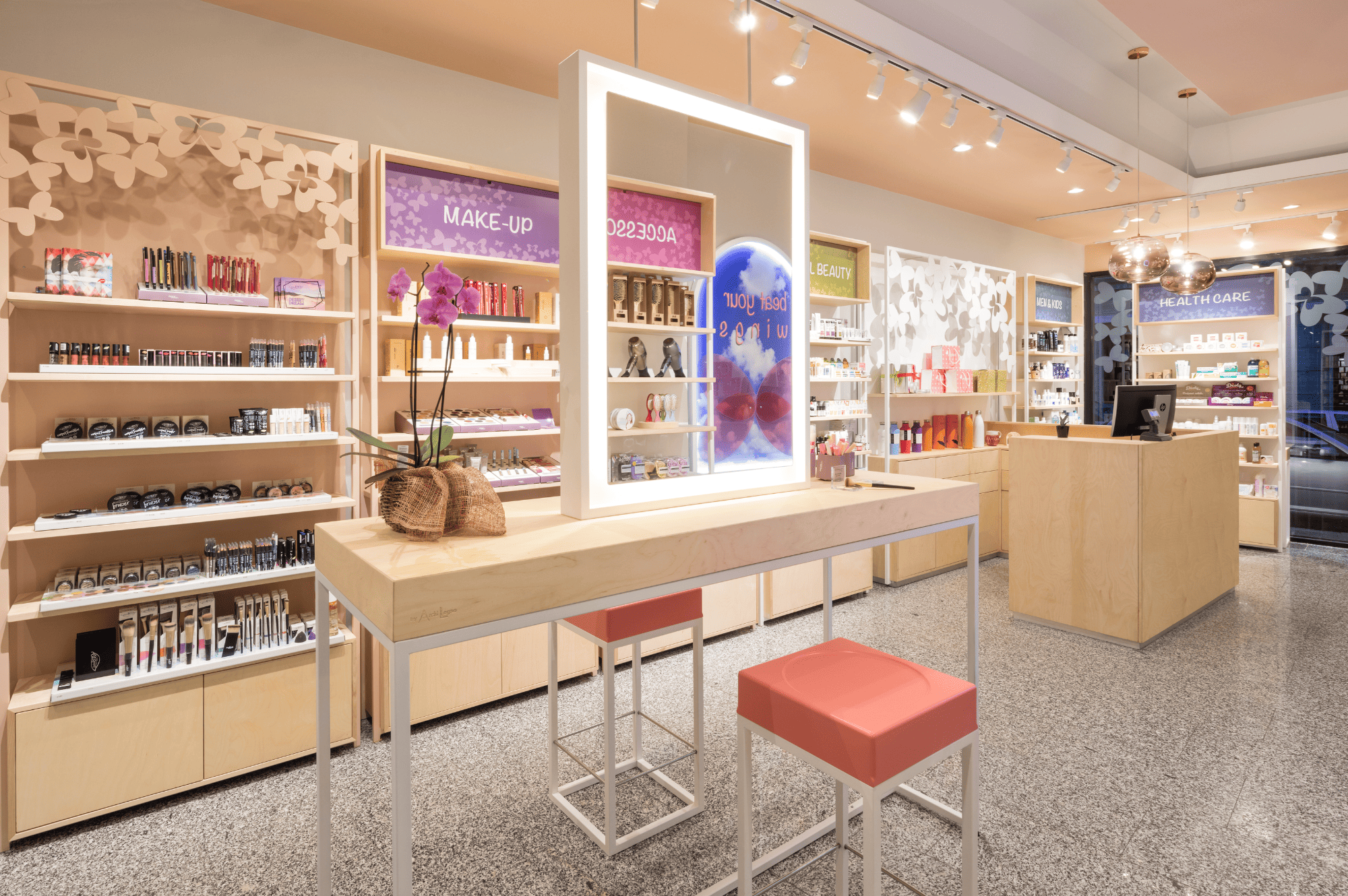 Allestimento e arredamento per una bioprofumeria a Cagliari Progetto PiùStore