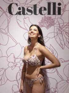 Modella in bikini con sfondo floreale, esempio di design per negozi instagrammabili