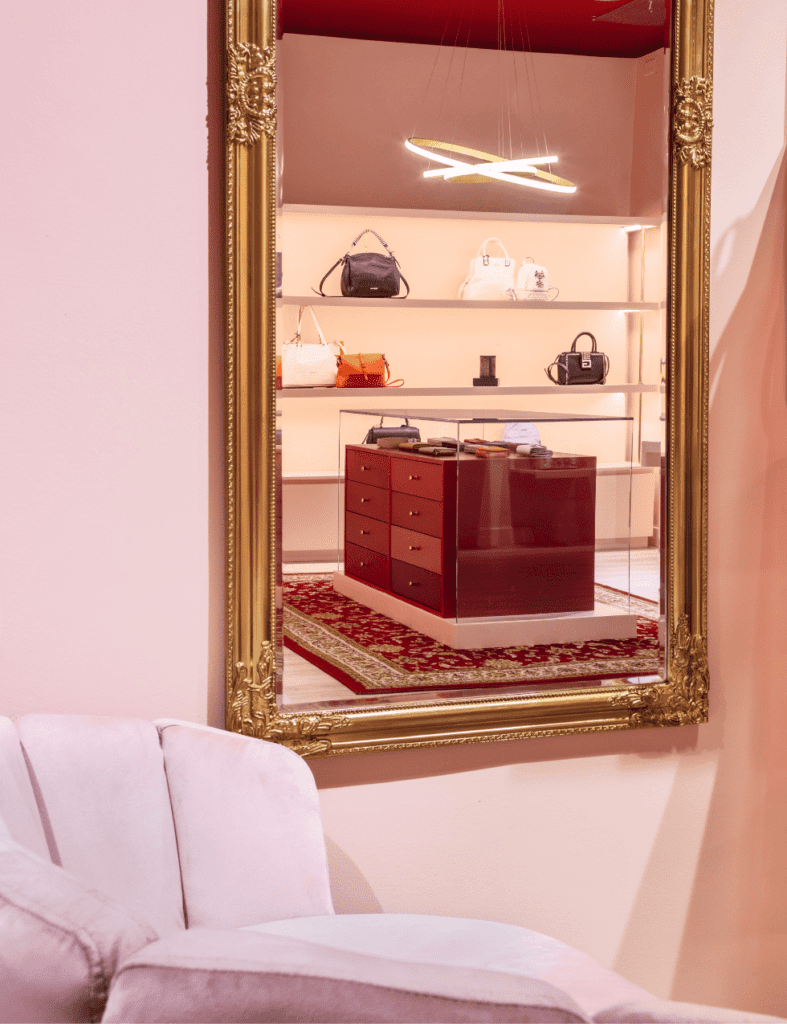 Arredamento e Visual Merchandising Boutique di Borse Firmate e Accessori Progetto PiùStore