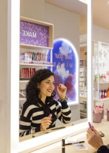 Make-up station con specchio con illuminazione integrata in negozio di bioprofumeria